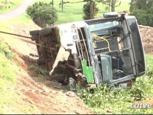 Anjo da guarda: Caminhoneiro salva casal de acidente com mais de 50 carros  na BR-277 - NSC Total