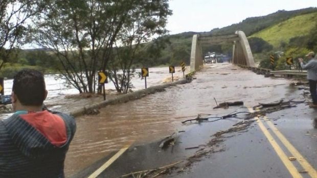 Cratera se abre na BR-277, em Curitiba, e interdita parte da pista