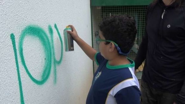 Projeto leva oficina de grafite para dentro de escola em Cascavel