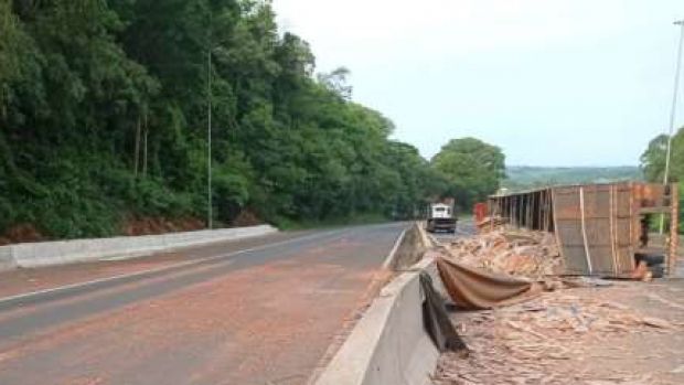 Carreta tomba na BR-277 e motorista morre no acidente em Candói