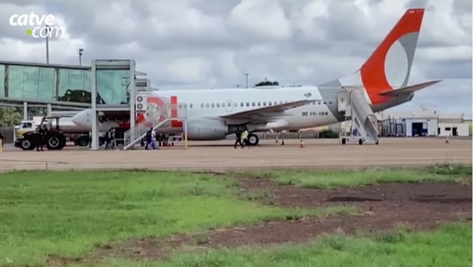 Avião pousa no Aeroporto de Cascavel nesta tarde de quinta-feira (15)