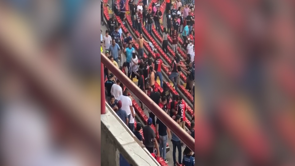 Batalha entre torcedores de Querétaro e Atlas deixa feridos no México; três  estão em estado grave, futebol internacional