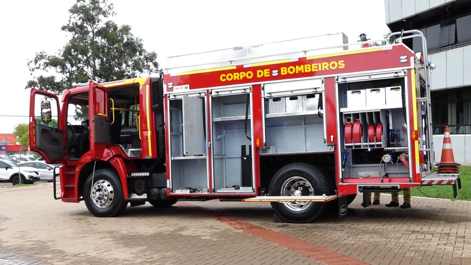 Corpo de Bombeiros captura cascavel de 1m em área residencial em