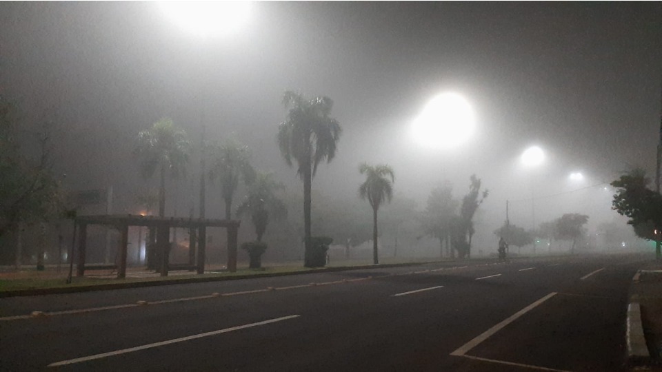 Após tempestades, Cascavel é tomada pela neblina durante madrugada