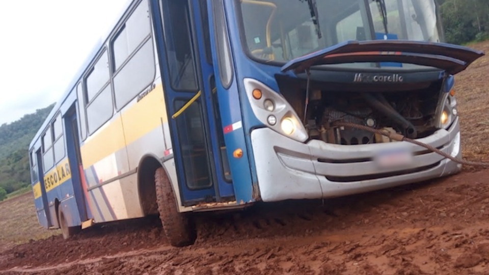 ONIBUS ESCOLAR AO EXTREMO NAS ESTRADAS DE TERRA E ATOLEIROS! 