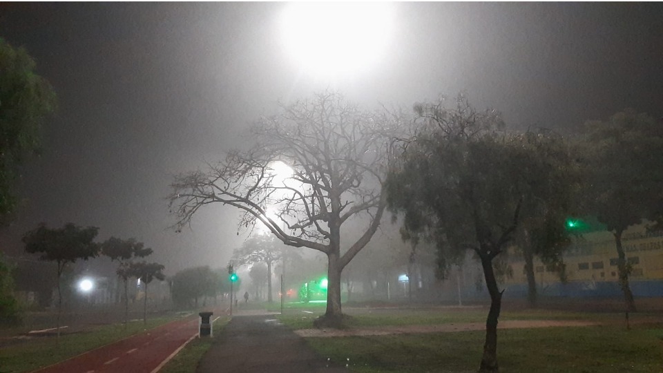 Após tempestades, Cascavel é tomada pela neblina durante madrugada