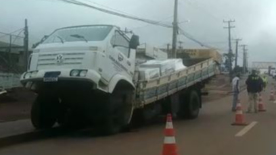 Caminhão quebra e trava perímetro urbano da BR 277 em Cascavel