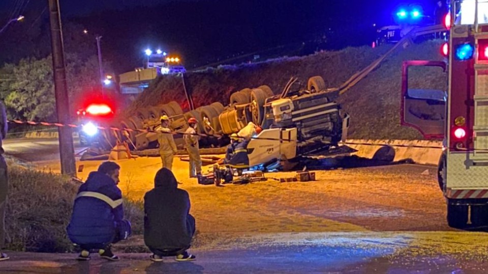 Motorista perde controle do carro e cai sobre outro na BR-277, uma pessoa  morreu