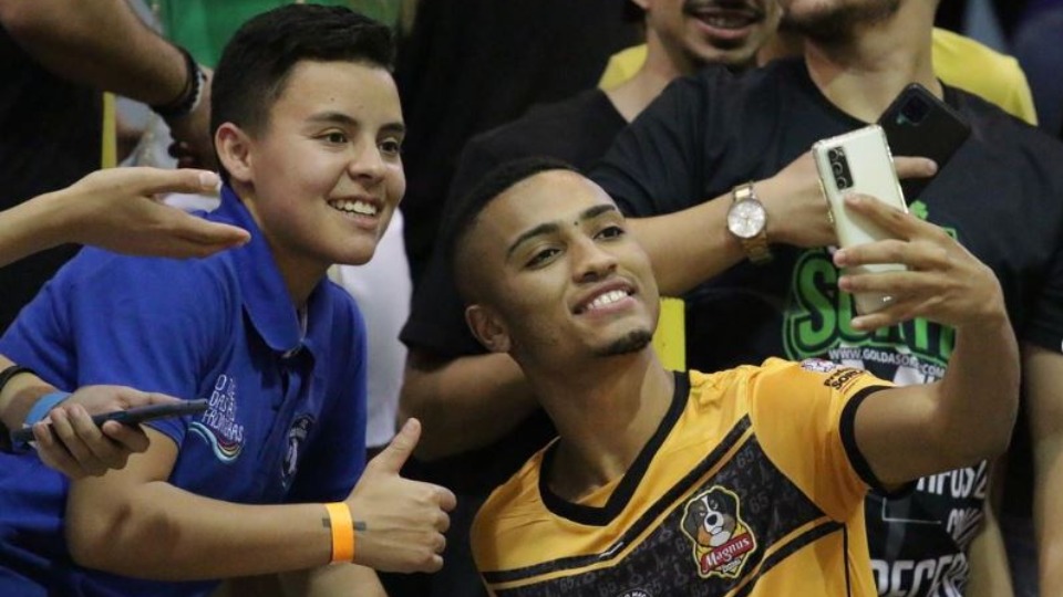 Leozinho, ala do Sorocaba, é eleito melhor jogador jovem de futsal do mundo, futsal