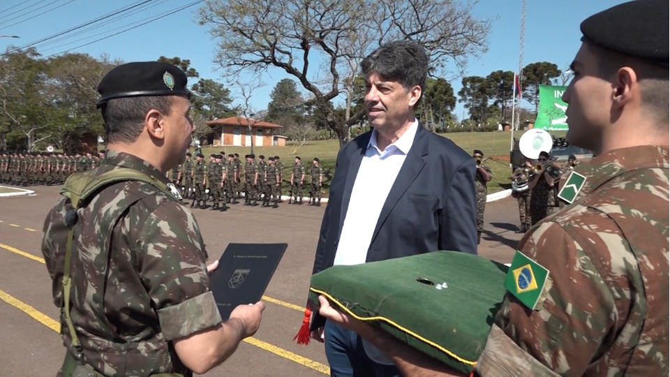 Soldado Feminino Do Exército Brasileiro Desfilando No Dia Da