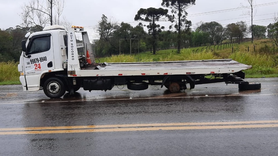 Caminhão quebra e trava perímetro urbano da BR 277 em Cascavel