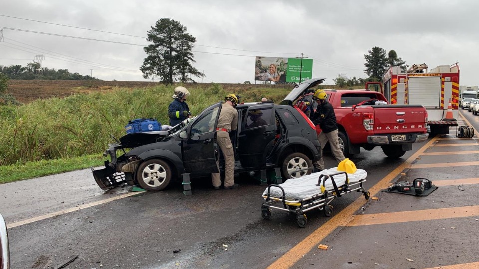 Batida frontal entre carros é registrada na BR-277 em Cascavel