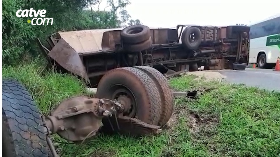 Caminhão quebra e trava perímetro urbano da BR 277 em Cascavel