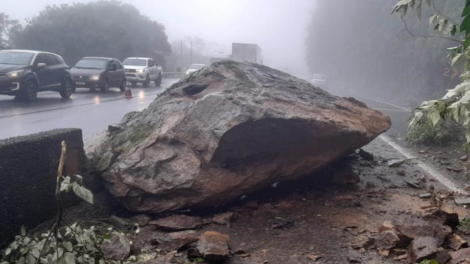 Queda de barreira interdita BR-277 que dá acesso ao litoral do Paraná