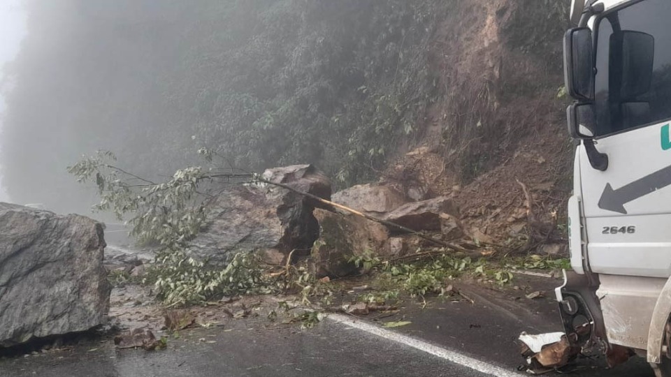 Queda de barreira interdita BR-277 que dá acesso ao litoral do Paraná