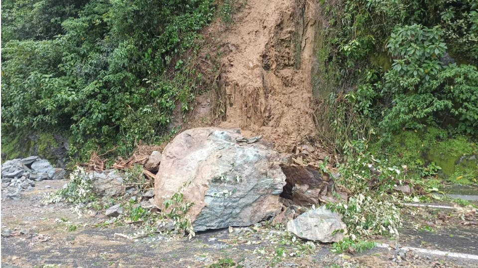 Queda de barreira interdita BR-277 que dá acesso ao litoral do Paraná