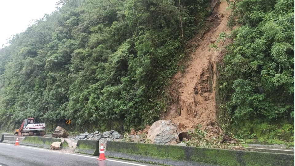 Queda de barreira interdita BR-277 que dá acesso ao litoral do Paraná