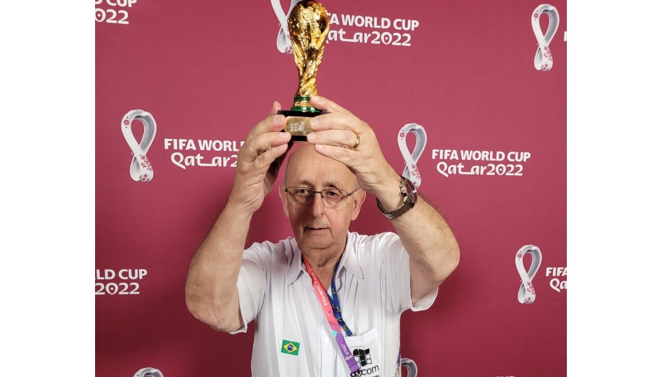Osires Nadal recebe réplica da taça da Copa do Mundo pelos serviços prestados ao evento