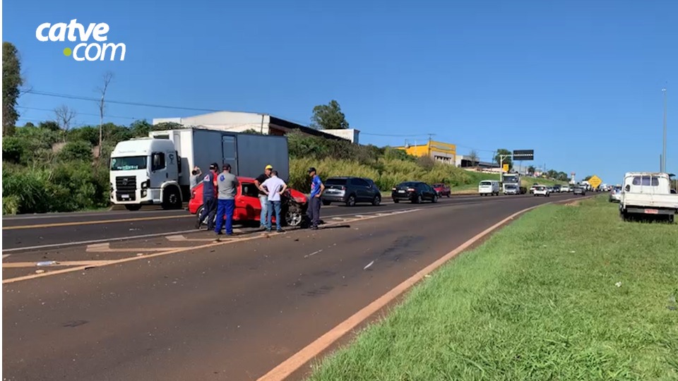 Batida frontal entre carros é registrada na BR-277 em Cascavel