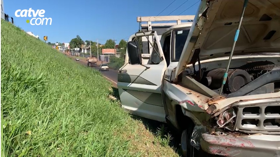 Batida frontal entre carros é registrada na BR-277 em Cascavel