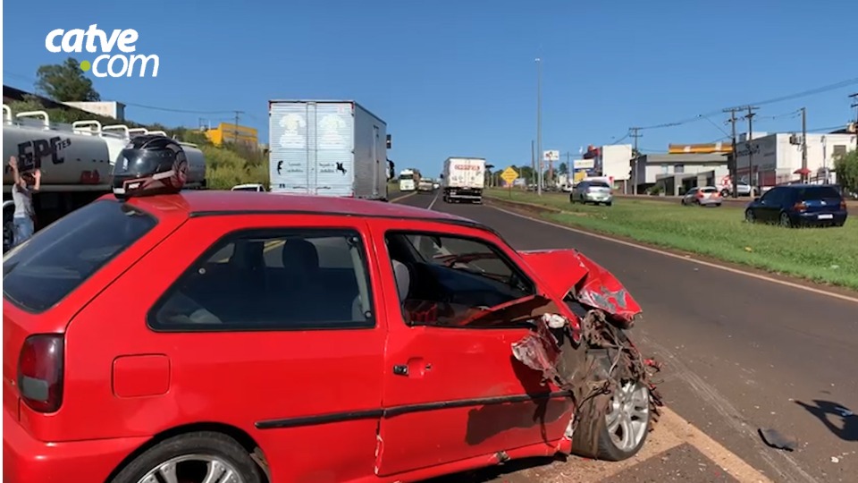 Batida frontal entre carros é registrada na BR-277 em Cascavel