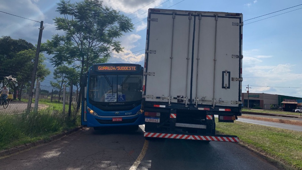 Caminhão quebra e trava perímetro urbano da BR 277 em Cascavel