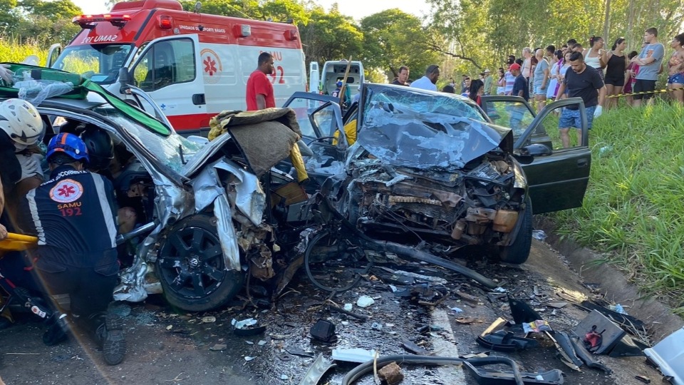 Acidente entre máquina agrícola e carro deixa três pessoas feridas, em  Tupãssi 