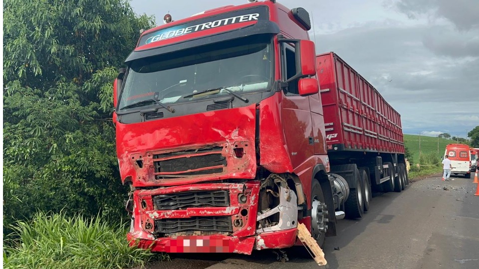 Um morre e três ficam feridos em batida entre caminhonete e caminhão na  BR-262, Triângulo Mineiro