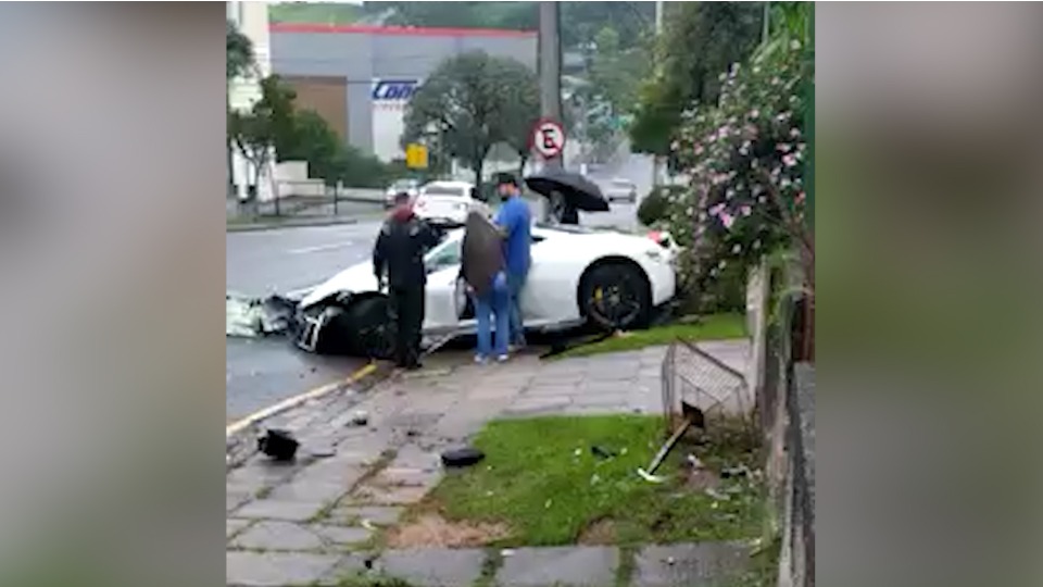 Ferrari batida em curitiba