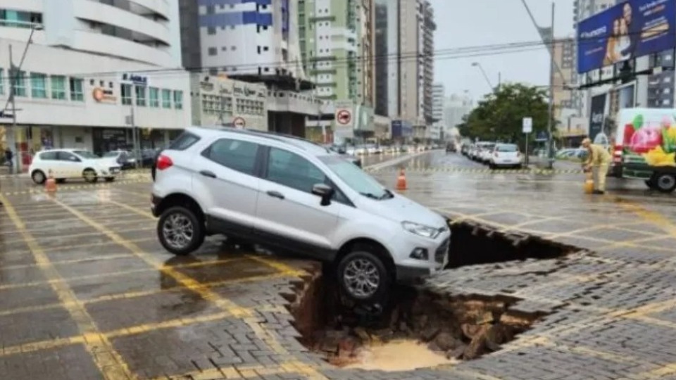 Rompimento de tubulação da Sanepar leva transtorno à Avenida São Domingos e  pode afetar abastecimento de água - Maringá Post