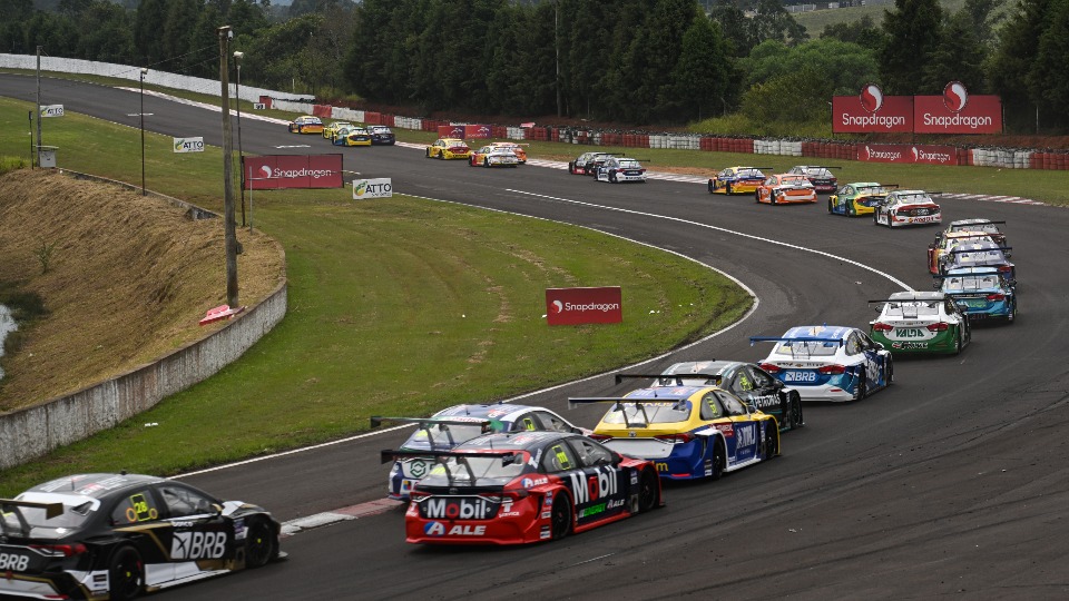 Carros e Corridas Julio Campos é o terceiro maior pontuador da etapa de  Curitiba da Stock Car - Carros e Corridas