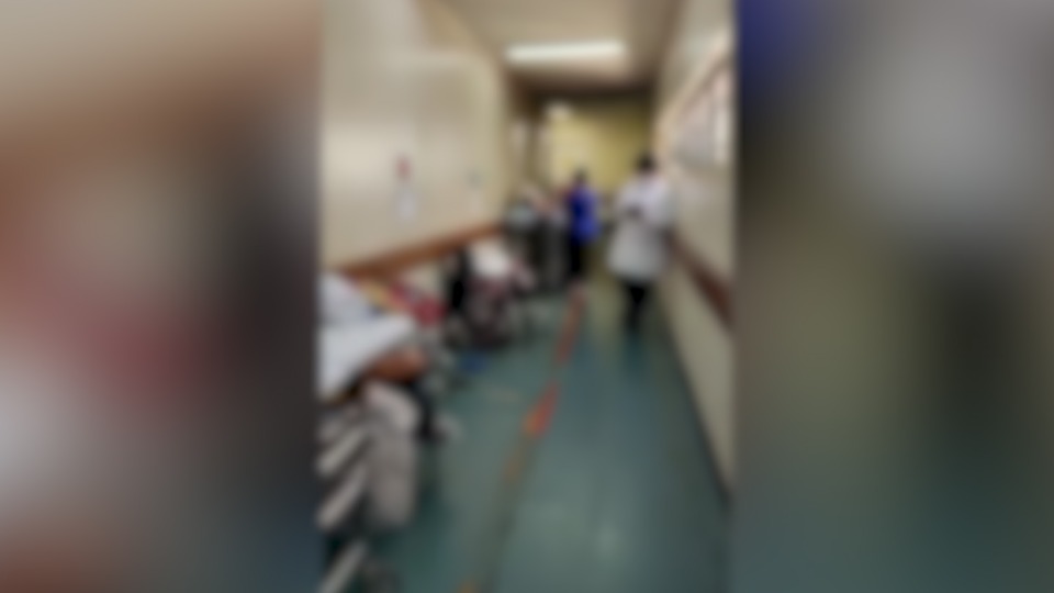 Imagens mostram pacientes e acompanhantes nos corredores, mesmo com leitos  desocupados no HU em Cascavel