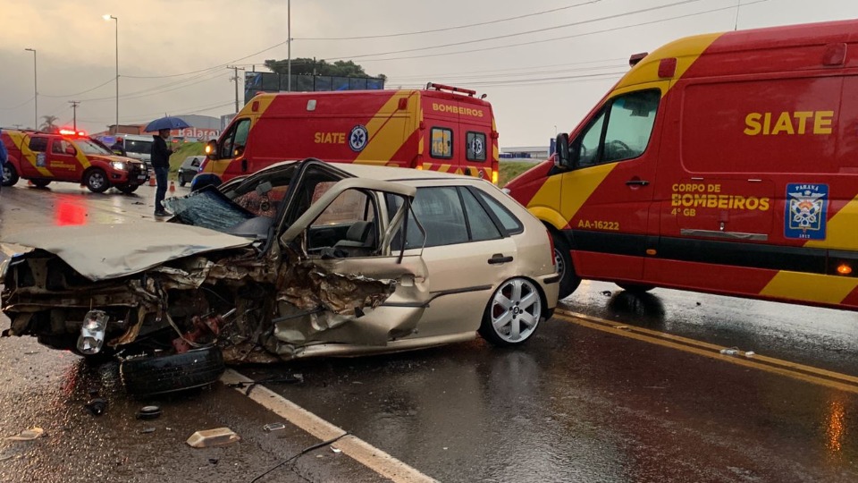 Batida frontal entre carros é registrada na BR-277 em Cascavel