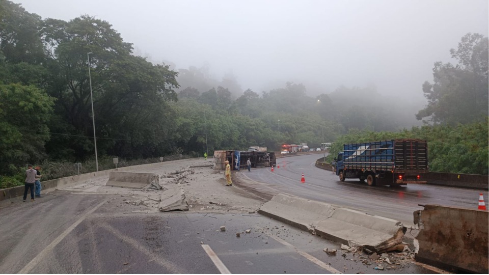 Caminhão carregado de tomate tomba na BR 277 em Matelândia