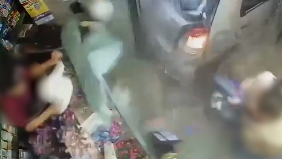 VÍDEO: motorista perde controle e invade padaria em SP ao