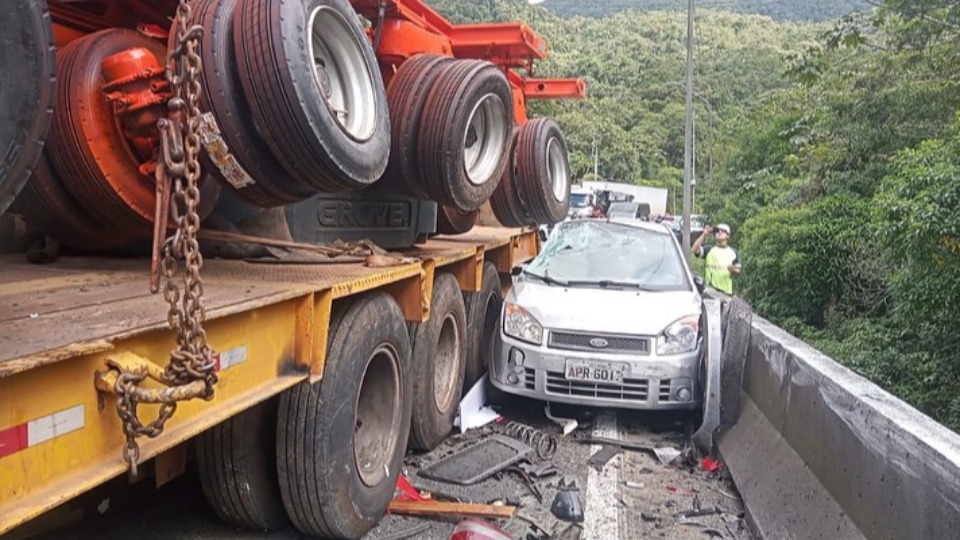 Engavetamento bloqueia BR-277 sentido Litoral por mais de 2 horas