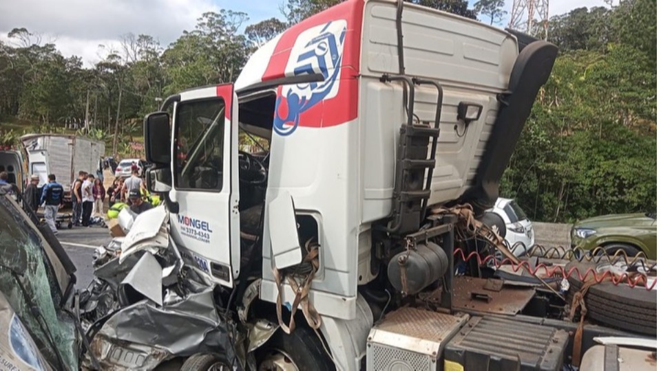 Engavetamento bloqueia BR-277 sentido Litoral por mais de 2 horas