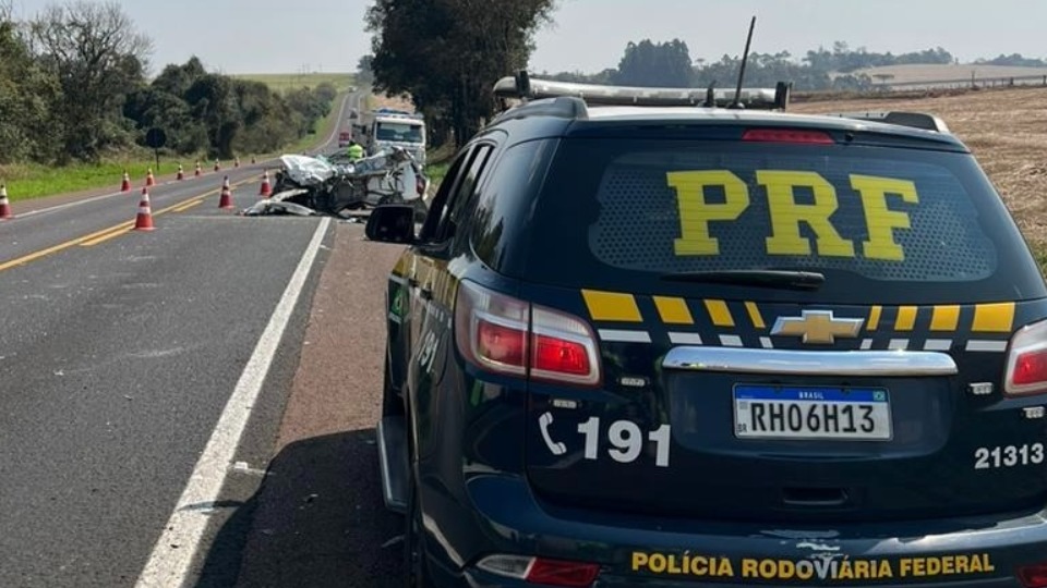 Batida frontal entre carros é registrada na BR-277 em Cascavel