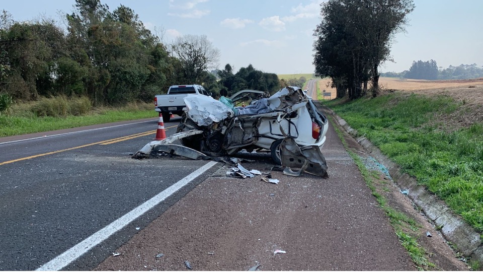 Batida frontal entre carros é registrada na BR-277 em Cascavel