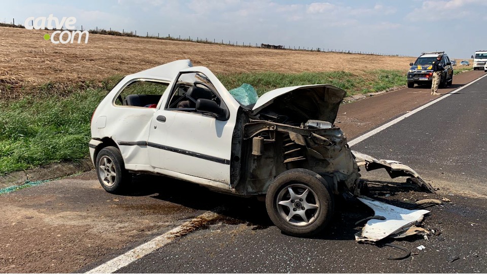 Batida frontal entre carros é registrada na BR-277 em Cascavel