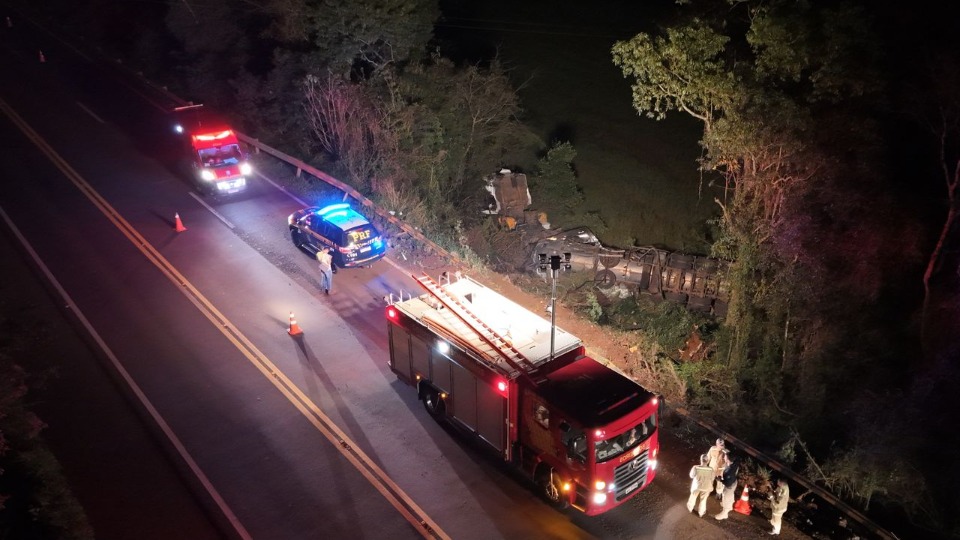 Anjo da guarda: Caminhoneiro salva casal de acidente com mais de 50 carros  na BR-277 - NSC Total