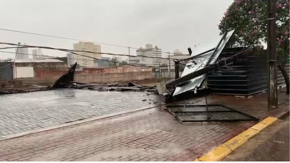 Imagens mostram danos causados por temporal em Cascavel