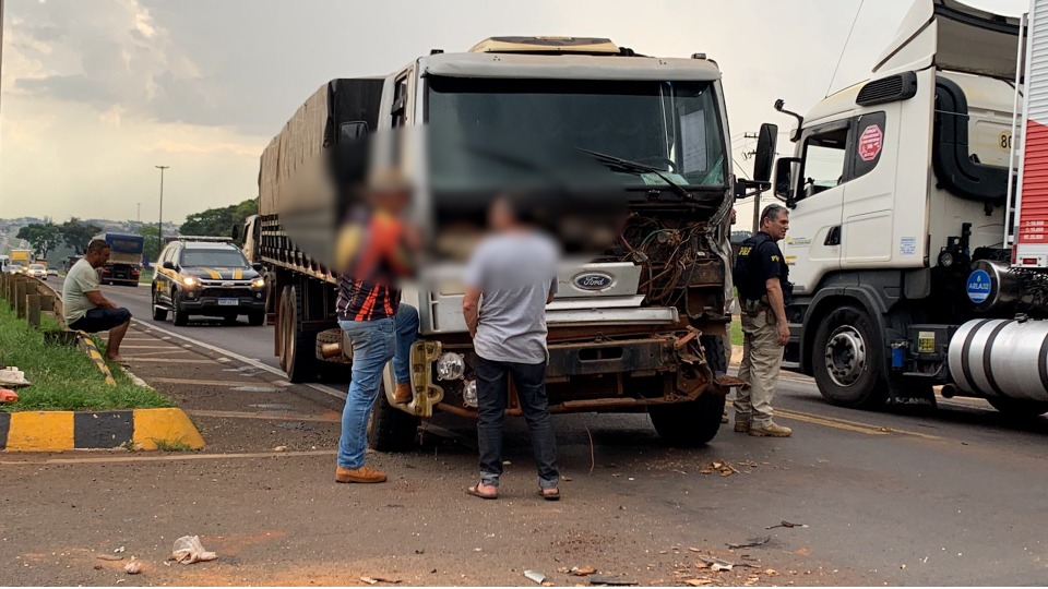 Caminhão quebra e trava perímetro urbano da BR 277 em Cascavel