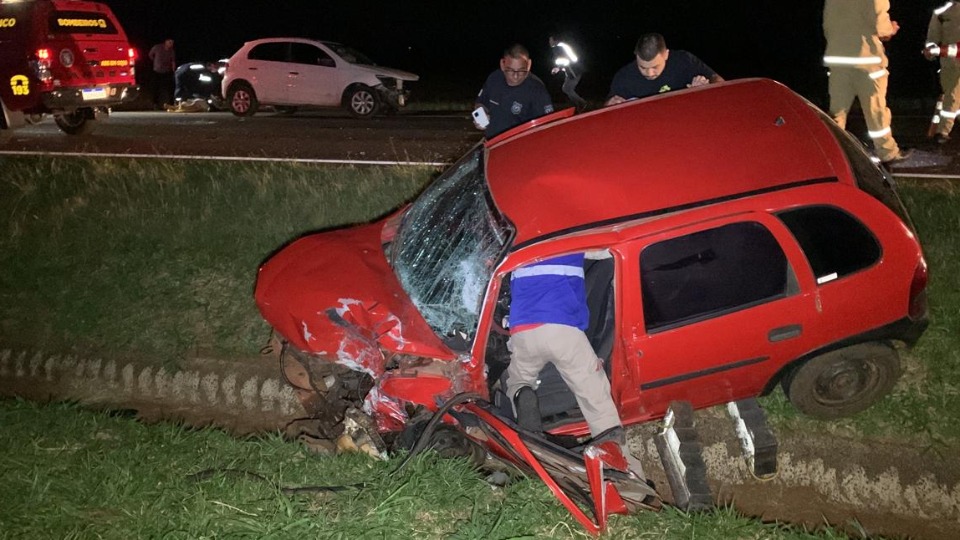 Batida frontal entre carros é registrada na BR-277 em Cascavel