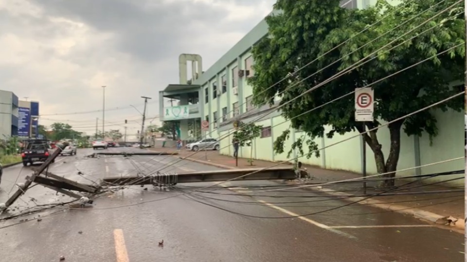 Postes caem durante temporal na BR 277, região do Trevo da Portal