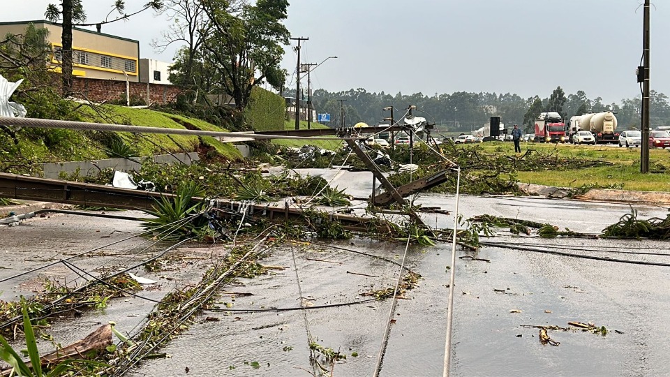 Postes caem durante temporal na BR 277, região do Trevo da Portal