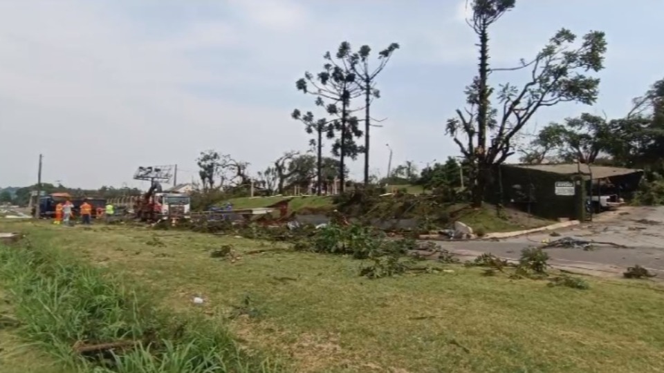 Postes caem durante temporal na BR 277, região do Trevo da Portal