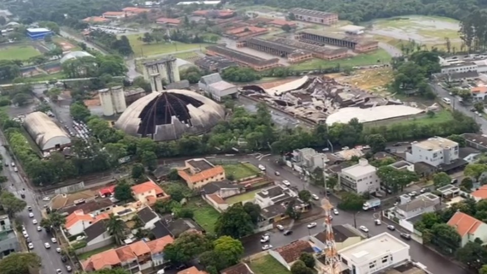 Temporal causa destruição no Exército e barracão da antiga Sanbra desaba