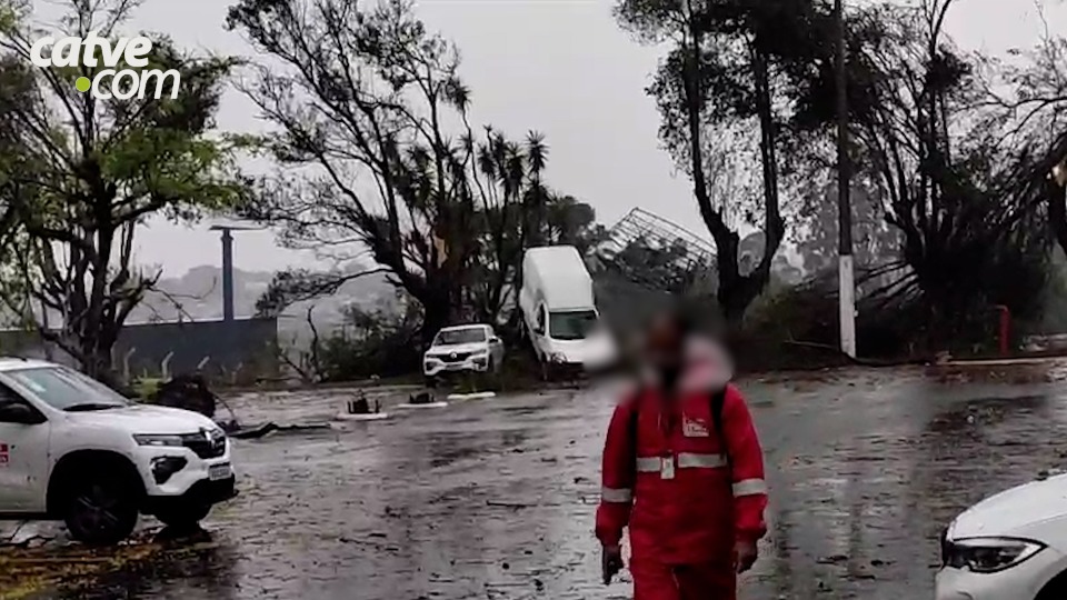 Postes caem durante temporal na BR 277, região do Trevo da Portal