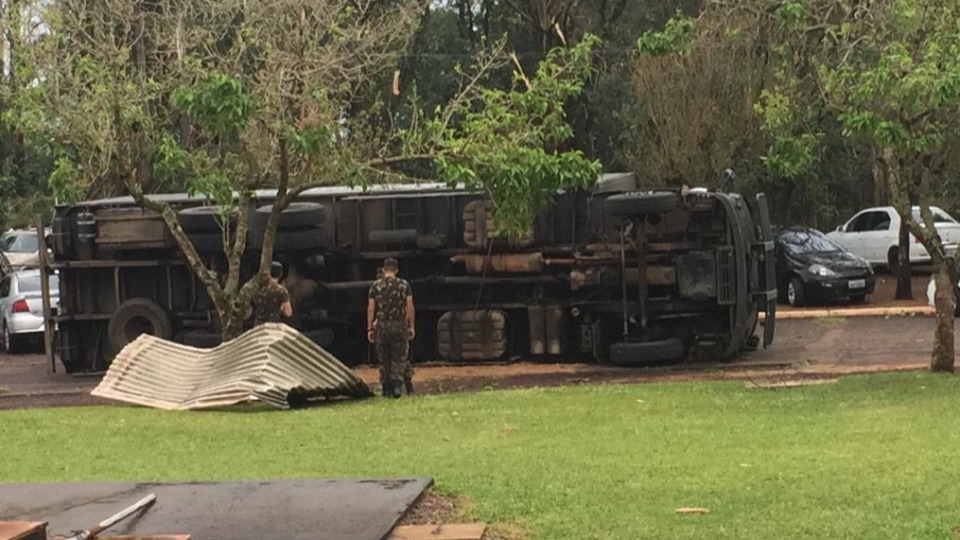 Imagens mostram danos causados por temporal em Cascavel